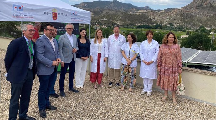 El consejero de salud, Juan José Pedreño, visitó las obras de la nueva instalación solar del hospital de Cieza