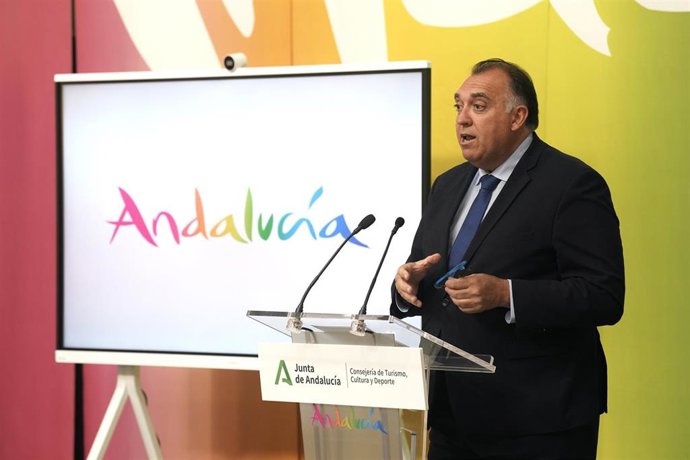 El consejero de Turismo, Cultura y Deporte, Arturo Bernal, al atiende a los medios tras la reunión con empresarios de Andalucía. A 27 de mayo de 2024, en Málaga (Andalucía, España). ARCHIVO.