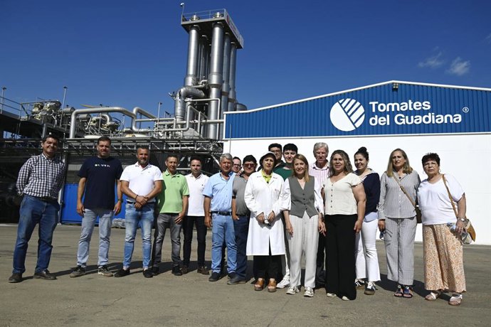 La candidata del PP al Parlamento Europeo Elena Nevado en Santa Amalia