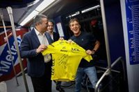 Rodrigo y Perico Delgado se suben al Metro en el Día Mundial de la Bicicleta para promover el uso de la bici