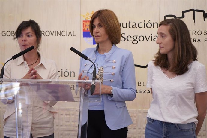 La diputada de Promoción Provincial y Desarrollo Rural Sostenible, Magdalena Rodríguez,en el medio, presenta junto a Veronika Efremova, de ReFresh, y Diana García, de De Sarao en Sarao, el evento de moda 'SOS-Teijble'.