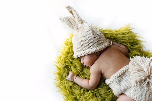 Fotos creativas de bebés con manta césped