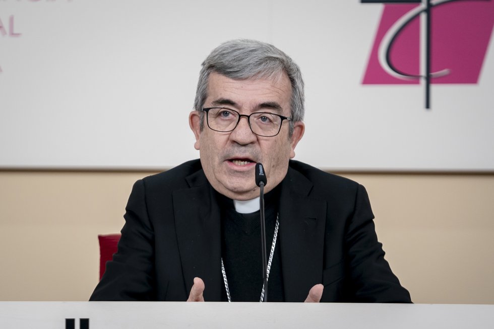 El presidente de la Conferencia Episcopal Española, Luis Argüello, ofrece una rueda de prensa. 