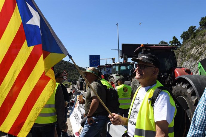 Agricultores y tractores cortan la autopista AP7 a la altura de Le Perthus, en la frontera entre España y Francia.