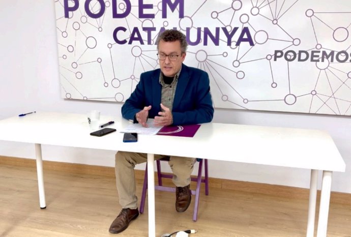 El portavoz de Podem Catalunya, Andrés Medrano, en rueda de prensa