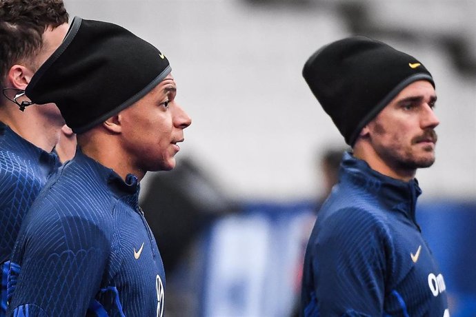 Archivo - Kylian Mbappé y Antoine Griezmann durante una concentración con la selección francesa.