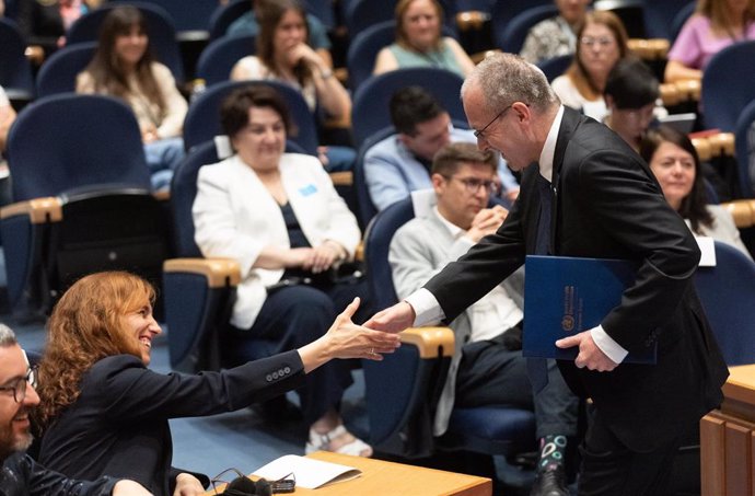 El director regional de la OMS para Europa, Hans Kluge, junto a la ministra de Sanidad, Mónica García, durante la Jornada 'Lets talk Primary health Care’,  en el Ministerio de Sanidad, a 3 de junio de 2024, en Madrid (España).