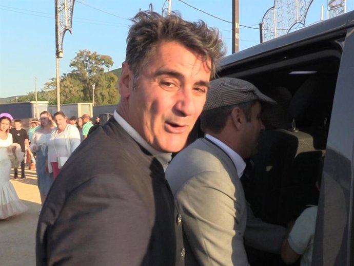 Jesulín de Ubrique ha toreado este domingo en San José del Valle, Cádiz, con el apoyo de Carmen Bazán, Víctor Janeiro y Beatriz Trapote en el tendido