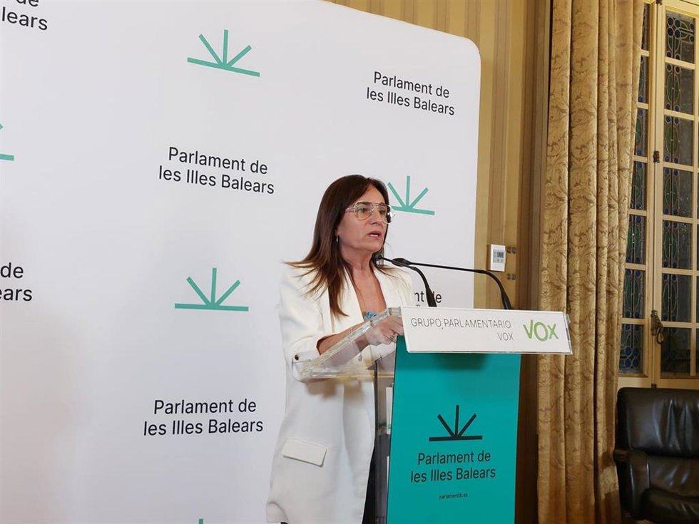 La portavoz de Vox en el Parlament, Manuela Cañadas, en rueda de prensa.