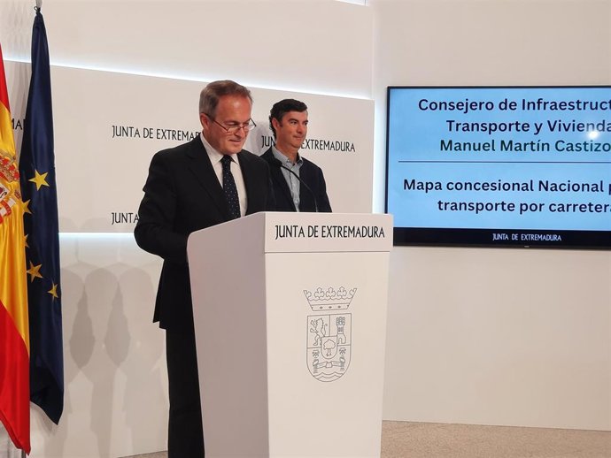 El consejero de Infraestructuras, Transporte y Vivienda de la Junta, Manuel Martín Castizo, y el director general de Movilidad y Transportes, Cristóbal Maza, en rueda de prensa sobre la propuesta de mapa concesional nacional de tranporte por carretera