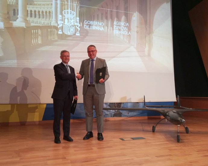 En el acto de cesión han participado el director de la Agencia Espacial Española, Juan Carlos Cortés Pulido, y Antonio Gómez-Guillamón, CEO y cofundador de Aertec.