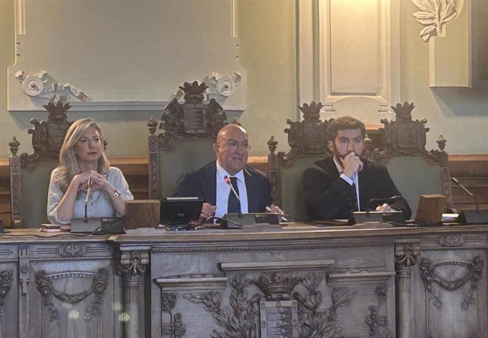 El alcalde de Valladolid, Jesús Julio Carnero, junto a los ediles Irene Carvajal y Francisco Blanco, en el Pleno Municipal de la Infancia.