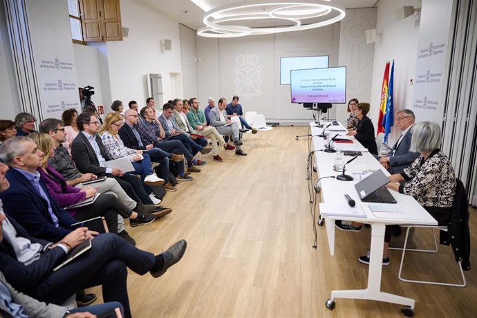 El vicepresidente Taberna, la Presidenta Chivite y Patricia Abad, junto a los directores y directoras generales y gerentes de organismos presentes en la reunión de la Comisión Interdepartamental de Igualdad.