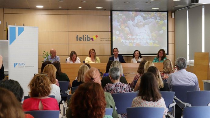 El conseller insular de Bienestar Social y presidente del IMAS, Guillermo Sánchez, interviene en el Observatorio de Personas Mayores.