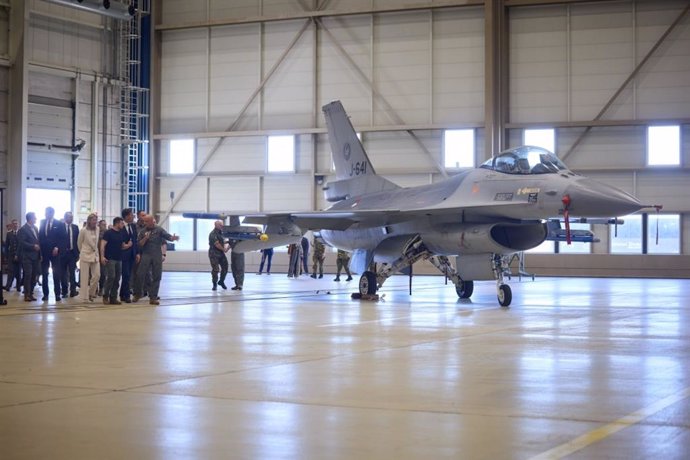 Archivo - El presidente de Ucrania, Volodimir Zelenski, visita junto a las autoridades neerlandesas un hangar con aviones de combate en Eindhoven, Países Bajos.