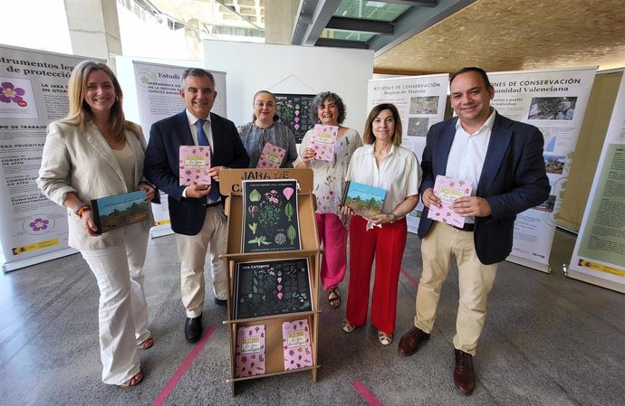 El consejero de Medio Ambiente, Universidades, Investigación y Mar Menor, Juan María Vázquez, junto con la rectora de la Universidad Politécnica de Cartagena, Beatriz Miguel, en su visita a la exposición.