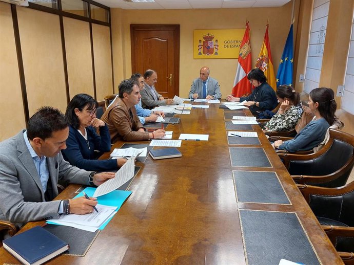 Reunión dela Comisión del Programa de Fomento del Empleo Agrario presidido por Jacinto Canales en la sede de la Subdelegación del Gobierno.