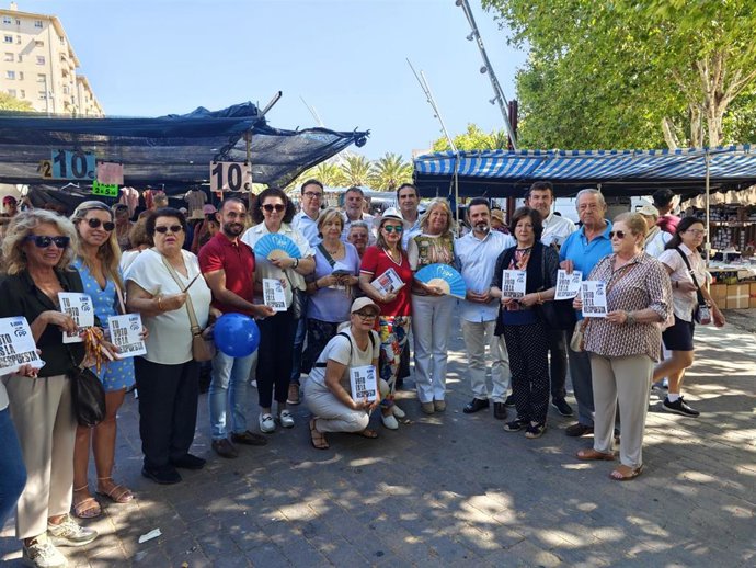 El secretario general del PP de Málaga, José Ramón Carmona, junto a la presidenta del PP local y alcaldesa de Marbella, Ángeles Muñoz, durante un reparto informativo en la ciudad costasoleña.