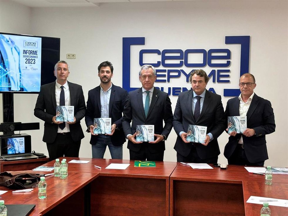 El presidente de la CEOE-Cepyme Cuenca, David Peña; el presidente de Eurocaja rural, Javier López, y el diputado provincial de Emprendimiento y Reto Demográfico, Francisco Javier Cebrián, en la presentación del informe económico 2023.