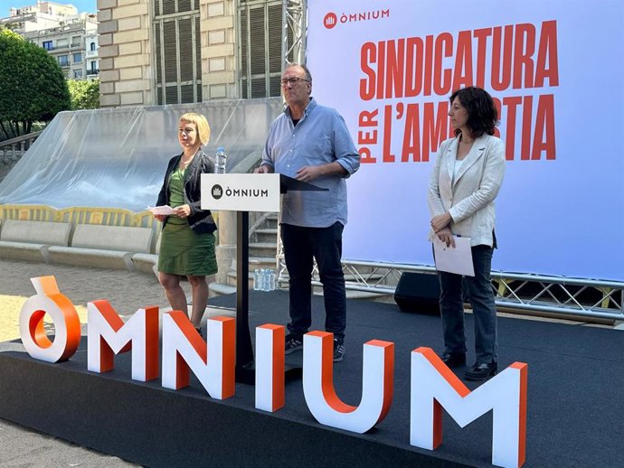 El presidente de mnium Cultural, Xavier Antich, con la vicepresidenta de la entidad, Marta Garsaball, y la abogada Laia Serra