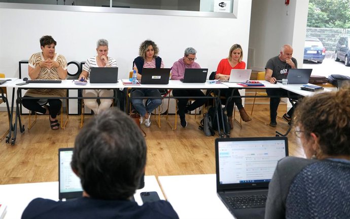 Ikastolen 7. Biltzarra prestatzeko bilera bat