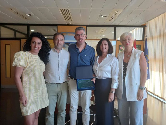 El delegado territorial de Desarrollo Educativo y FP, Carlos Soriano (segundo por la izquierda), recibe al director del CEIP Nuevo Ensanche, Miguel Ángel Vázquez, y parte de su equipo directivo.