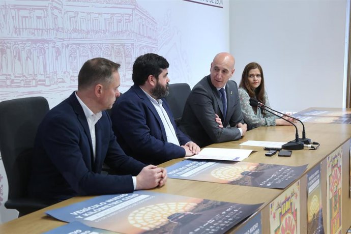 El alcalde de León, José Antonio Diez, interviene en la presentación de l VI Salón del Vehículo Nuevo y Kilómetro Cero, junto a representantes de ACOLE y CEL.