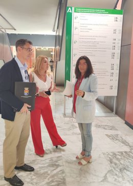 El alcalde de Barbate, Miguel Molina, y la primera teniente de alcalde, Ana Moreno, junto a la delegada territorial de Economía, Hacienda y Fondos Europeos, Inmaculada Olivero.