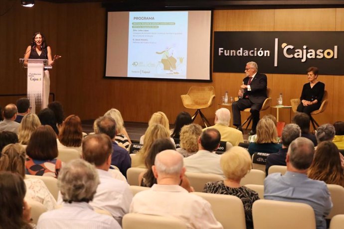 La consejera de  Inclusión Social, Juventud, Familias e Igualdad, Loles López, en su intervención en la jornada 'Mayores, por derecho propio', organizada por el Defensor del Pueblo Andaluz.