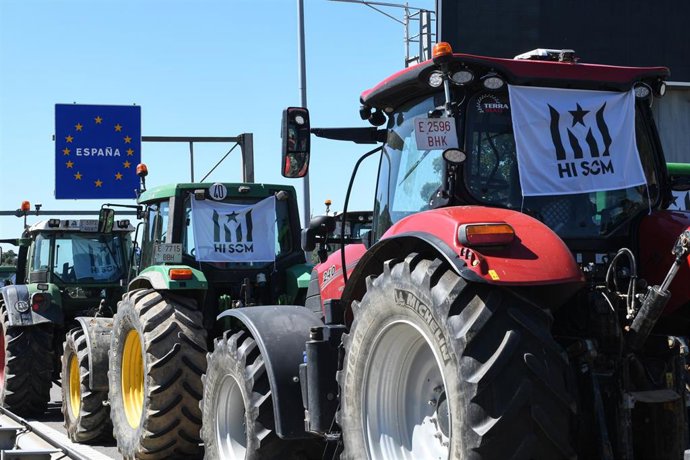 Tractores cortan la AP7 a la altura de Le Perthus, en la frontera entre España y Francia.