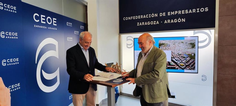 El presidente de la Confedereación de Empresarios de Aragón, Miguel Marzo, y el alcalde de Calatayud, José Manuel Aranda, durante la firma del convenio de colaboración este lunes en la sede de CEOE.