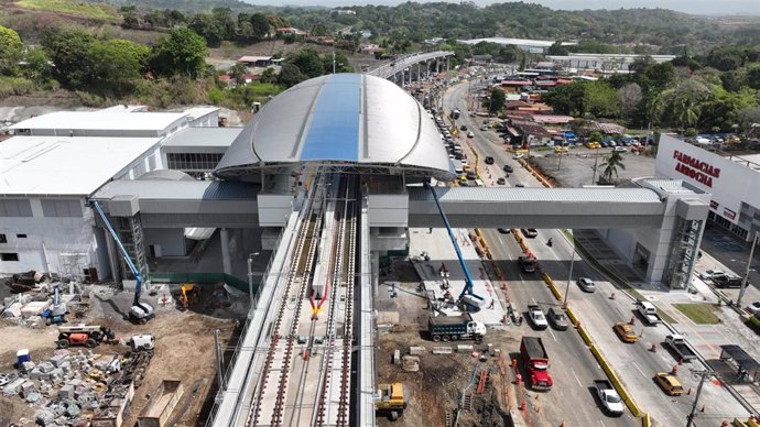 Construcción de la nueva estación del Metro de Ciudad de Panamá, a su paso por la Avenida Transístmica