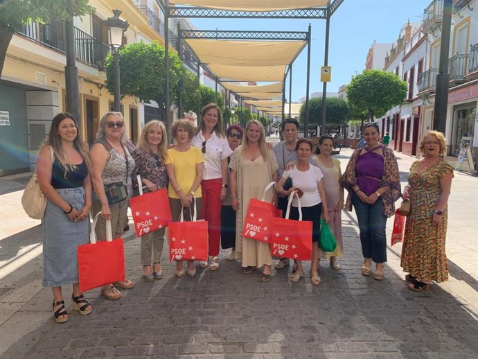 La candidata del PSOE Maribel Montaño, la diputada Carmen Castilla y la secretaria de Igualdad del parti​do, Rosario Andújar, en Los Palacios y Villafranca.