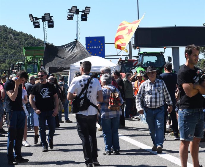 Pagesos i tractors tallen l'autopista AP-7 a l'altura del Pertús (França)