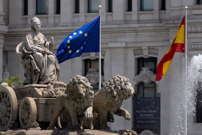 Bandera de la Unión Europea, en la plaza de Cibeles, a 9 de mayo de 2024, en Madrid (España). La fuente de Cibeles ondea la bandera de la Unión Europea, además de iluminar con los colores de la bandera varios edificios del centro de Madrid, otras ciudades