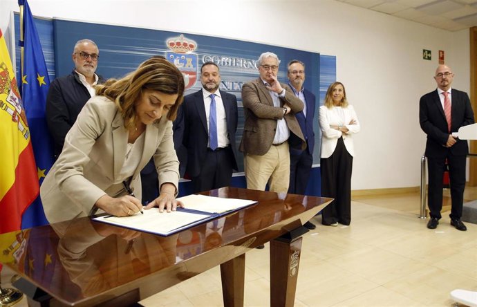 La presidenta de Cantabria, María José Sáenz de Buruaga, firma el pacto profesional con el colectivo médico