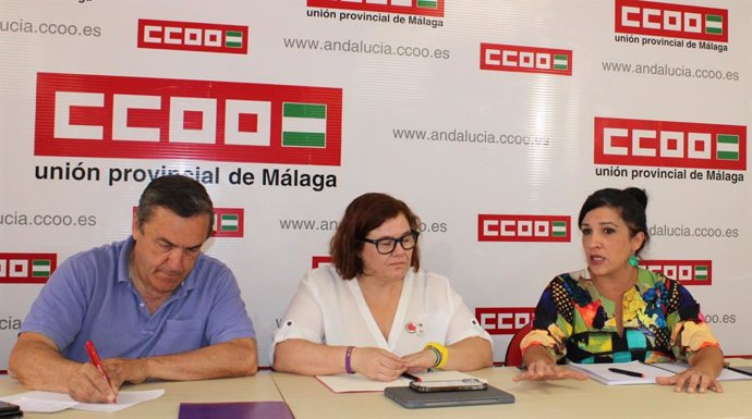 El secretario general de CCOO Málaga, Fernando Cubillo; la diputada en el Congreso de Sumar, Engracia Rivera; y la coordinadora provincial de IU Málaga, Toni Morillas, en rueda de prensa.