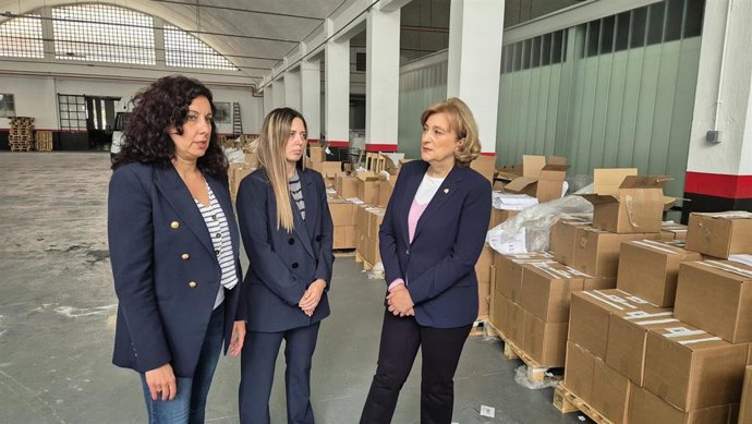 La delegada del Gobierno en Asturias, Delia Losa, durante su visita al Parque Móvil del Estado con motivo del dispositivo para las elecciones europeas del 9 de junio.