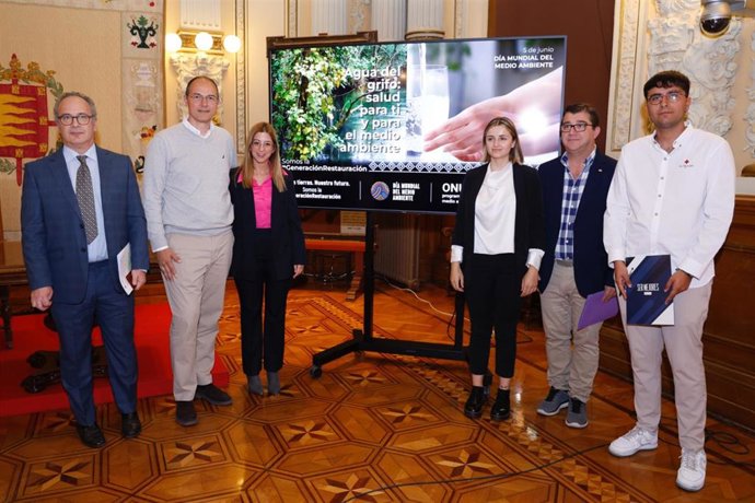 El concejal de Medio Ambiente y presidente del Consejo de Administración de Aquavall, Alejandro García Pellitero, presenta las actividades del Día de Medio Ambiente junto a representantes de Cruz Roja y el Consejo Local de la Juventud.