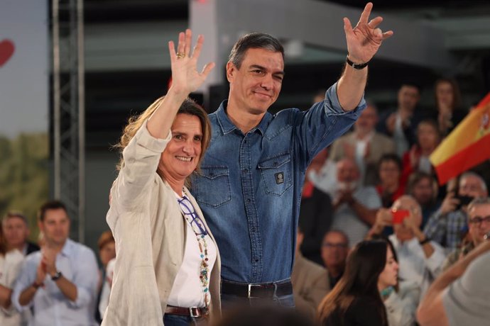 El secretario general del PSOE y presidente del Gobierno, Pedro Sánchez, y la candidata del PSOE para las elecciones europeas y vicepresidenta tercera y ministra para la Transición Ecológica y el Reto Demográfico, Teresa Ribera, durante un acto de campaña