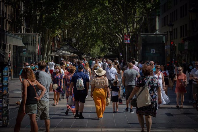 Archivo - Diverses persones caminen per la Rambla