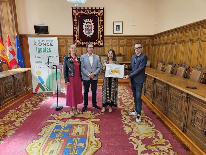 Presentación del cupón de la ONCE dedicado al Palencia Sonora.