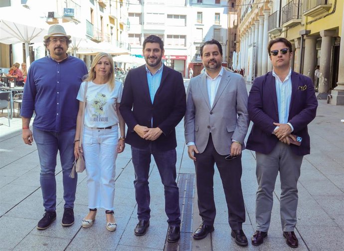 Nolasco, en el centro, junto a Arranz, Barón, Rubió, durante su visita a Barbastro.