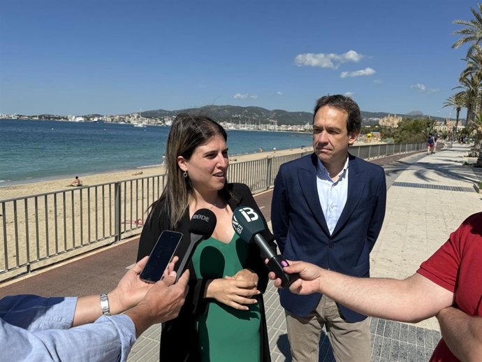 La candidata del PSIB a las elecciones europeas del 9J Alícia Homs y el portavoz adjunto del PSIB en el Parlament, Marc Pons.