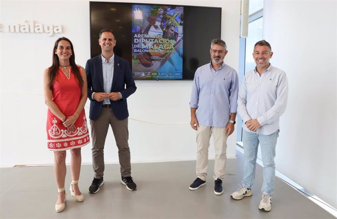 El vicepresidente y diputado provincial de Deportes, Juan Rosas, junto a concejales de los municipios participantes y representantes de la Federación Española de Balonmano, de la Federación Andaluza y de la Federación Malagueña.