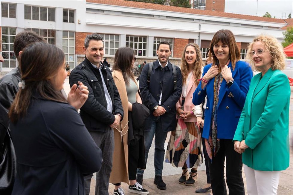 La candidata del PSOE a las elecciones europeas Idoia Mendia en una visita la barrio de Zaramaga en Vitoria