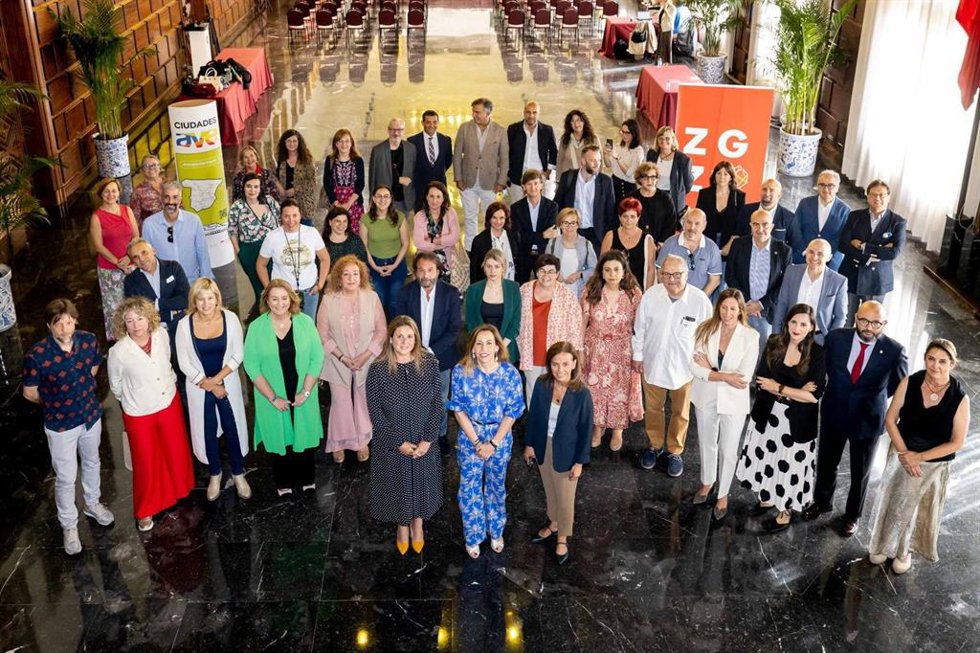 Acto de celebración del 20 aniversario de la Red de Ciudades AVE, con la delegada municipal de Turismo del Ayuntamiento hispalense.