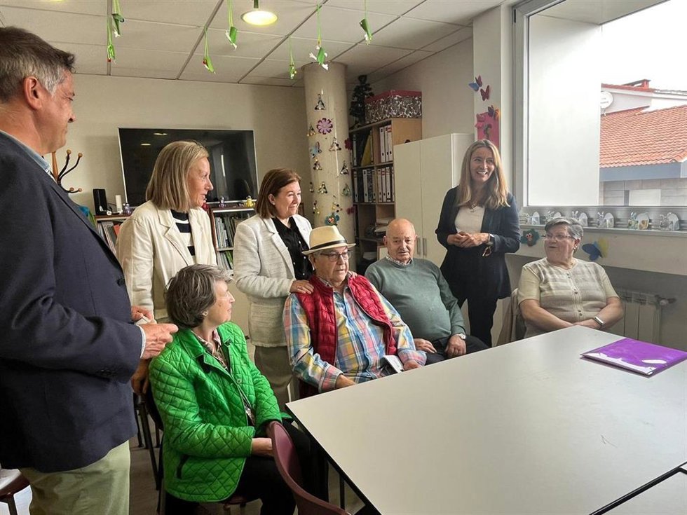 Visita de la candidata asturiana del Partido Popular a las elecciones europeas Susana Solís al centro que la Asociación Democrática Asturiana de Familias con Alzehimer del Principado de Asturias (Adafa), en Gijón.