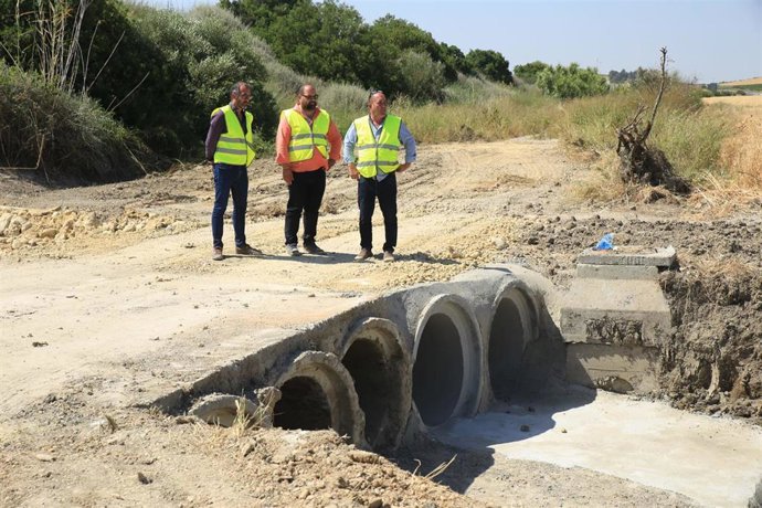El responsable del Área de Cooperación de la Diputación de Cádiz, Javier Bello, en una visita a las obras en la carretera de Macharnudo.