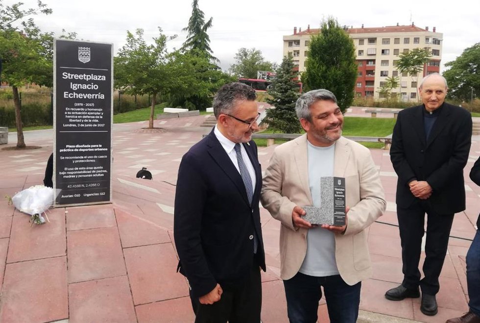 El representante de la familia de Ignacio Echeverria ha recibido de manos del alcalde Conrado Escobar una réplica de la placa descubierta hoy en el skate park que lleva su nombre en Logroño